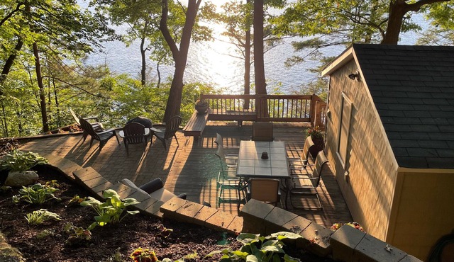 Renovated 1 BR Romantic lakefront cottage with incredible sunsets and views