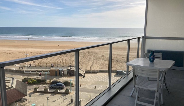 Renovated 1-bedroom seafront apartment with garage