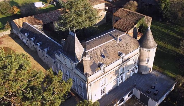 Renovated 17th-century château, a unique experience in the Niort countryside
