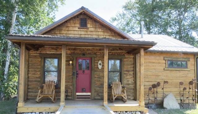 Renovated 1865 log Cabin, Hot Tub and bunkhouse near Red Lodge, the pass , YNP