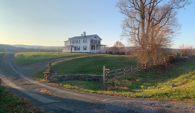 Renovated 1880s farmhouse near the Blue Ridge and Sky Meadows with amazing views