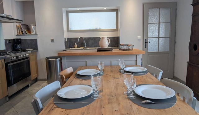 Renovated 18th-century cottage, pets allowed, enclosed garden