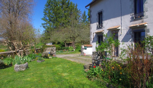 Renovated 1920s house, 15 minutes' walk from town center, quiet location.