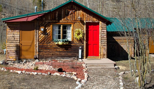 Renovated 1940's Cabin Located in a Peaceful Grand Lake Village Location