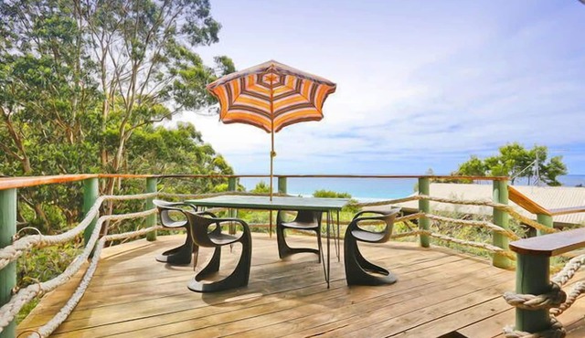 Renovated 1950s beach shack. Private with magnificent ocean view