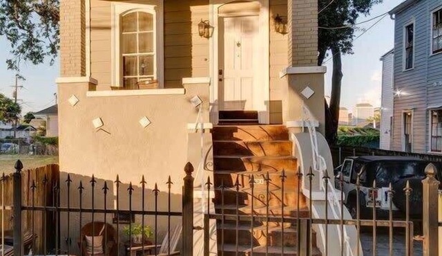 Renovated 1BD Steps to St Charles Ave & Street Car