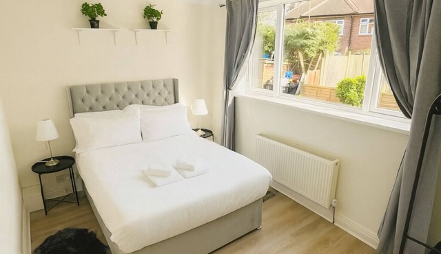 Renovated 2-Bed Apartment with Easy Access