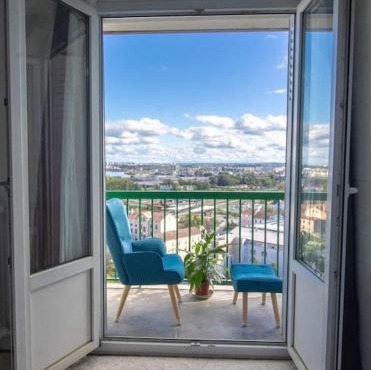 Renovated 2-Bed Apartment 2 min from Lyon
