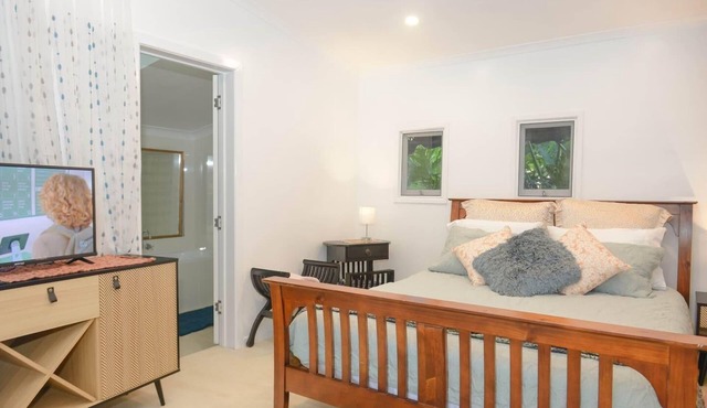 Renovated 2-Bed Cottage - Sleeps 4 - Free Parking