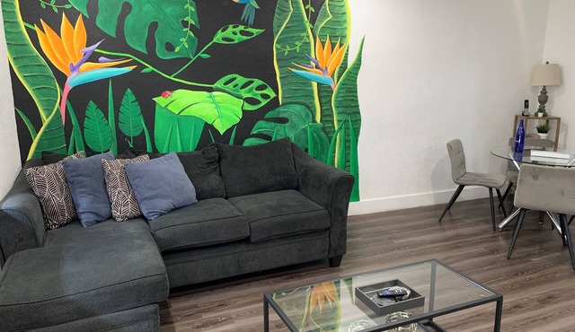 Renovated 2-bedroom/1 bath apartment Centrally located in Fort Lauderdale