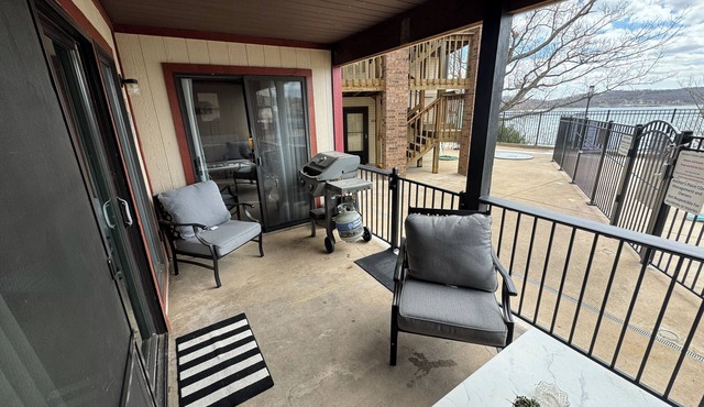 Renovated 2-bed/2-bath condo POOLSIDE & LAKEFRONT!