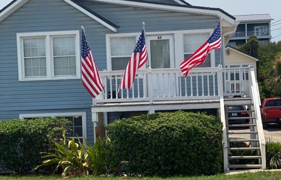 Renovated 2 Bedroom Apartment Steps from the Beach