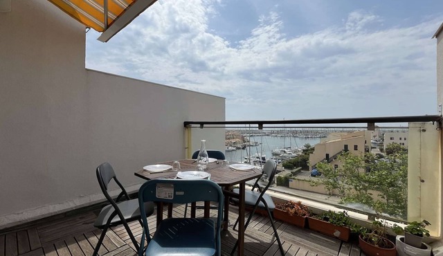 Renovated 2-bedroom apartment with pool and parking, sleeps 6 near the beach