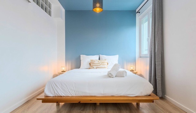 Renovated 2-bedroom duplex near metro.