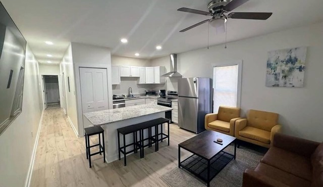 Renovated 2 Bedroom Great Central Location! New Property, Seasoned Superhost