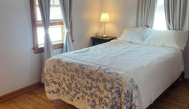 Renovated 2-bedroom house in Russell with AC and Hardwood Floors