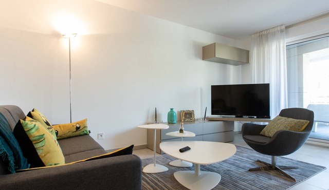 Renovated 2-Br Apartment with Terrace and Pool