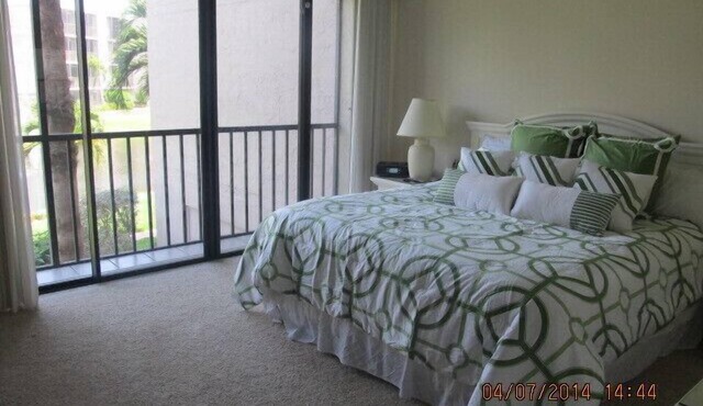 Renovated, 2 BR+Den/2 Bath Condo/Gulf View, R202 GREAT REVIEWS/Sundial E. Pools