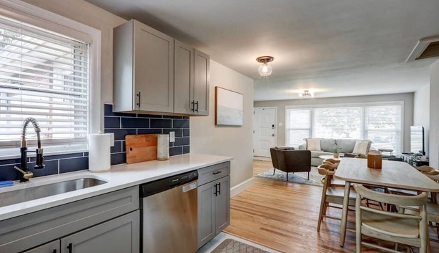 Renovated 2 BR home close to Lancaster attractions