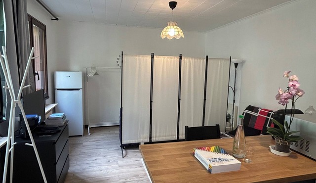 Renovated 22m² studio with private tree-lined courtyard