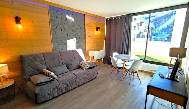 Renovated 2-Room Ski-in/Ski-out, South-Facing Balcony, Close to Shops and Activities