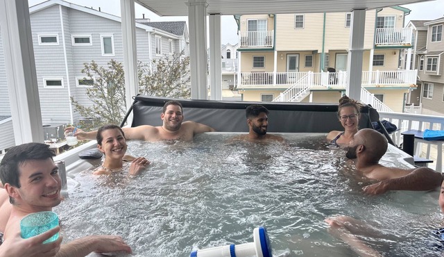 Renovated 2026! 7per HOT TUB, steps2beach-sleeps19, 2mastersBR, body jet showers