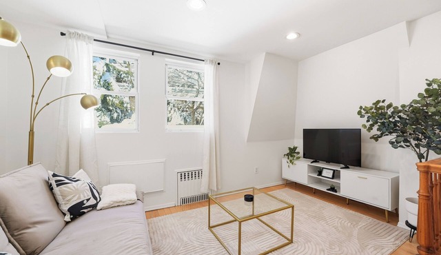 Renovated 2BR w/NYC Views & 1-Stop to Manhattan