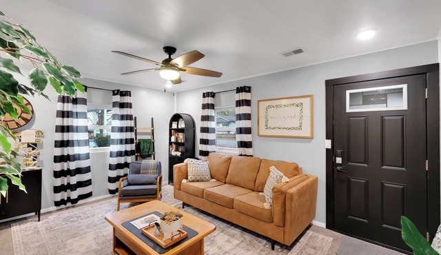 Renovated 2BR/1BA Oasis in Jeffersonville - 10 Mins to Louisville - with Yard