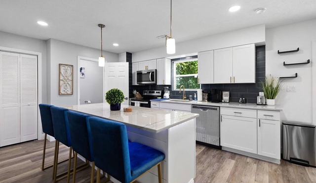 Renovated 2BR/2.5BA Townhome 0.2 Mi to Stadium