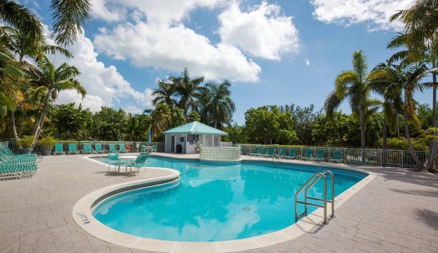 Renovated 2BR/2BA Condo Pool Spa Tennis Walk to Smathers Beach!