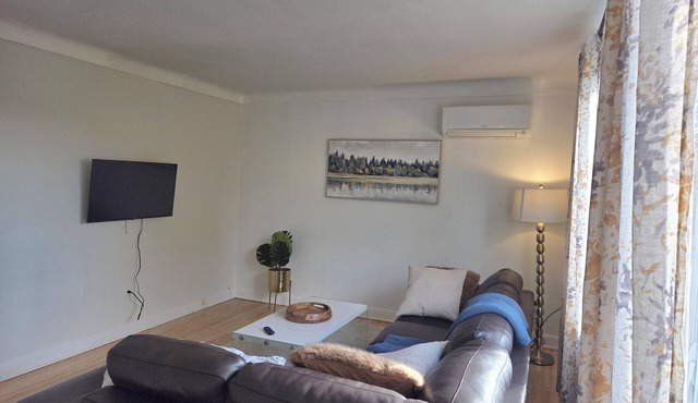 Renovated 2BR Apartment in Vanier North – Steps from Beechwood & Downtown