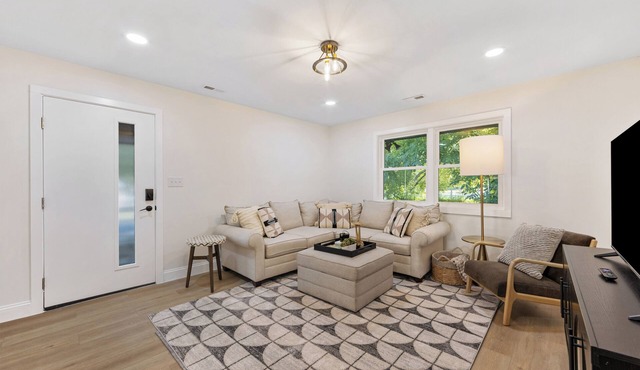 {Renovated 2BR in CLT – Where Location, Comfort & Mild Bragging Rights Collide}