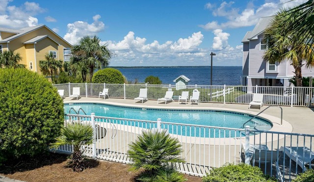 Renovated 2BR Townhome w/Balconies & Views of Perdido Bay | Kayaks & Golf Included | Community Pool