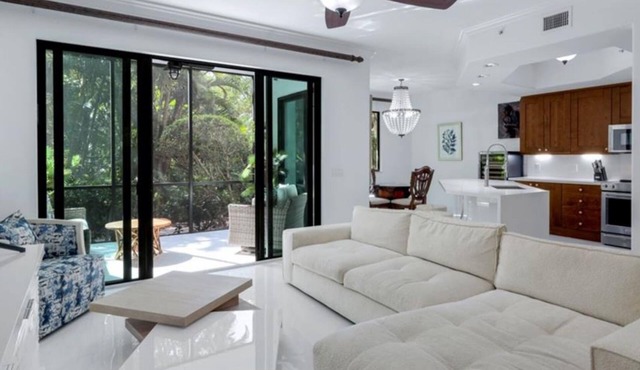 RENOVATED,2pm check-in,11a checkout,1stfloor private unit,close to 5th ave&beach