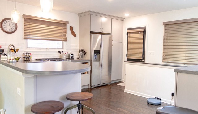 Renovated 3 bed/2.5 bath with fast wifi & 100" projector near the BIG HOUSE!