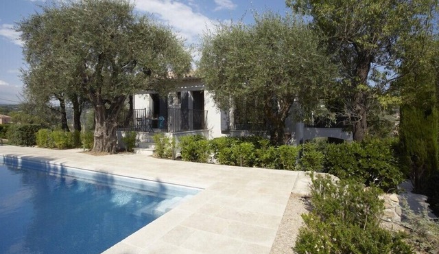 Renovated 3 bed Mougins villa with sea view - 250m from shops