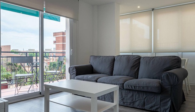 Renovated 3-bedroom apartment near beach, air conditioning, parking