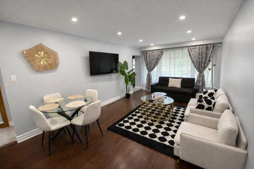 Renovated 3 Bedroom Bungalow in North York with Backyard Patio and Volleyball - Near Rogers Stadium and TTC Subway - Great for Families, Groups & Work Stays!