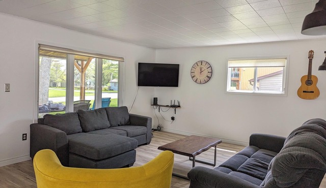 Renovated 3 Bedroom Cabin by the lake
