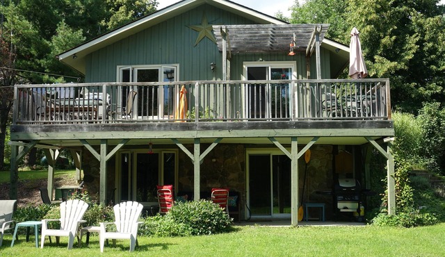 Renovated 3 bedroom house with views of lake