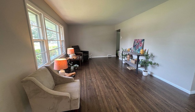 Renovated 3-bedroom house with granite and hardwood located near MOA and MSP