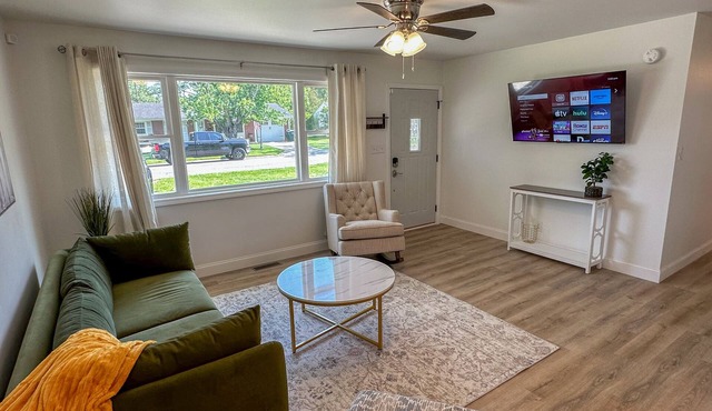 Renovated 3 BR 2 Ba Entire Home with GAME ROOM! 5 Minutes to Ball State!