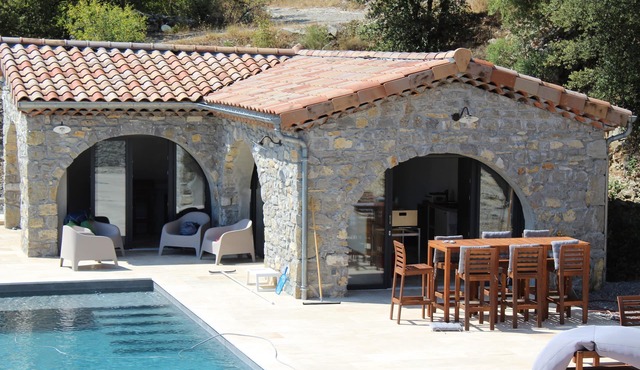 Renovated 300 m2 stone farmhouse with swimming pool and large equipped pool house.