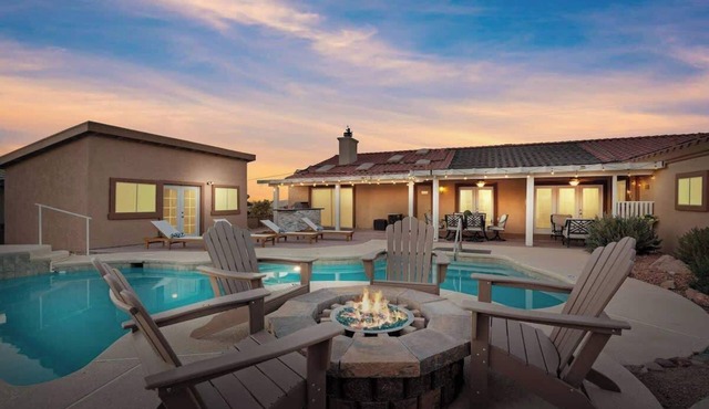 Renovated 3275sqft 5BR/3BA Strip View, Pool, more!