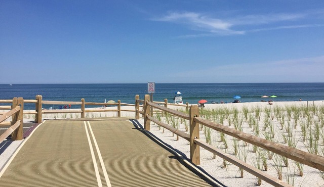 Renovated 3B/1 Bathroom Beach Cottage in Normandy Beach