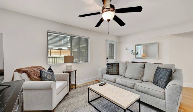 Renovated 3BA/2BD Condo 2 Miles from Downtown