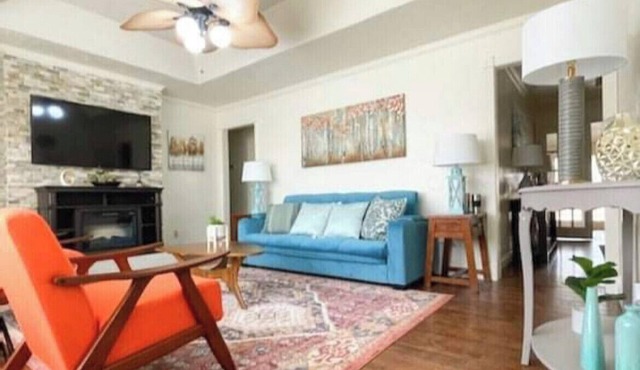 ⭐️Renovated 3BD 2BA w/Sunroom ⭐️ Near I-40