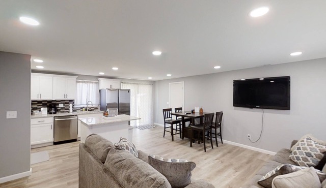Renovated 3bed 1bath home that comfortably sleeps up to 8 guests!