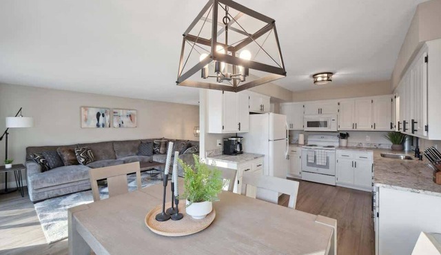 Renovated! 3BR 1.5BA King Beds! Mid term Rental ok