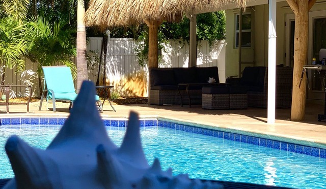 Renovated 3BR/2BA with large heated saltwater pool & tiki bar